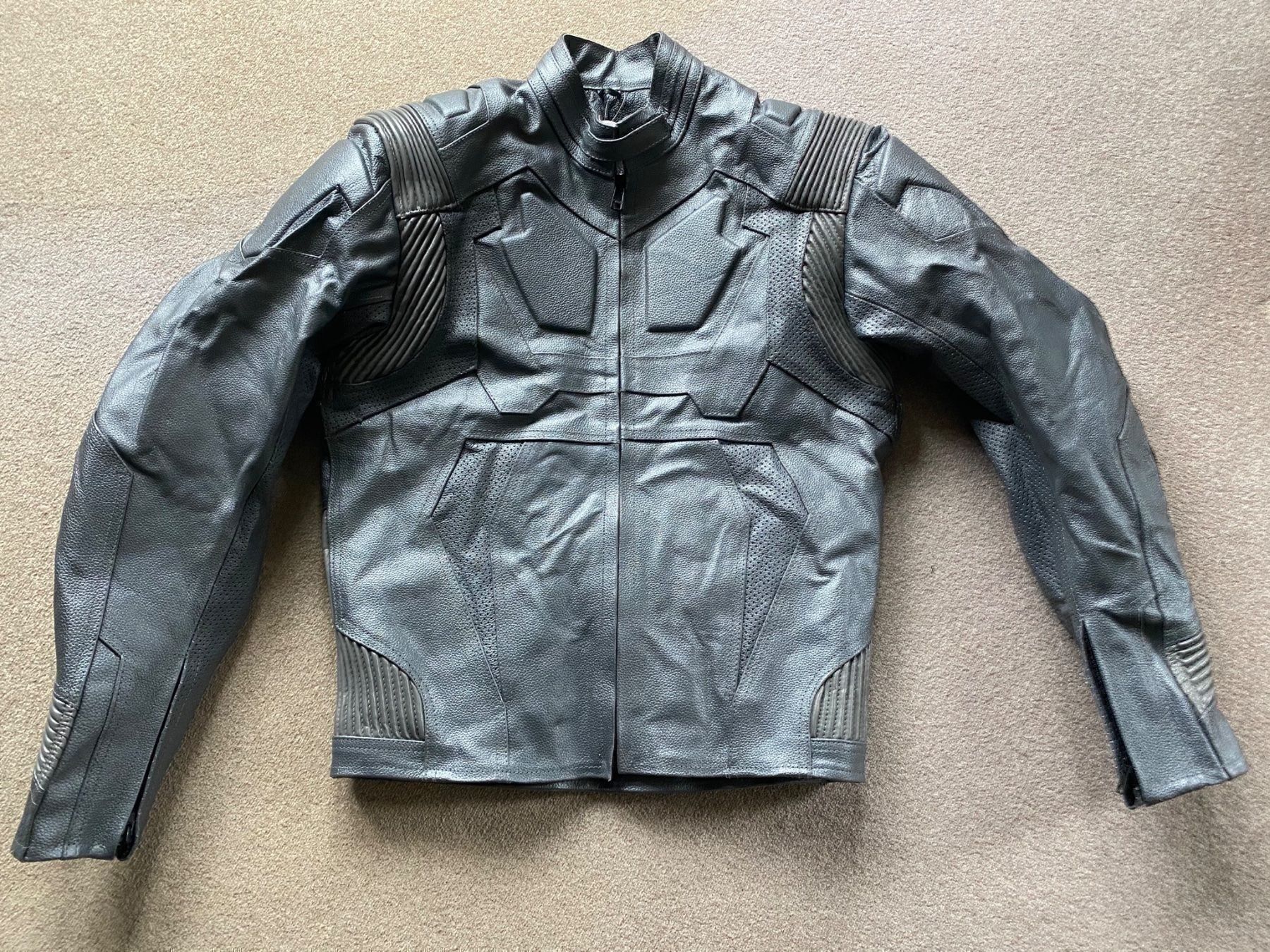 Jacken: Biker Lederjacke neu (Tom Cruise) – Neu (gemäss Beschreibung) aus Zollikon von into-the-west
