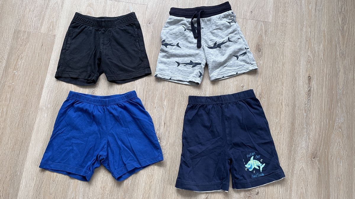 Lotti & Set di vestiti: 11 Shorts Gr. 98 – Usato da Sulz AG venduto da Zissi31324 1