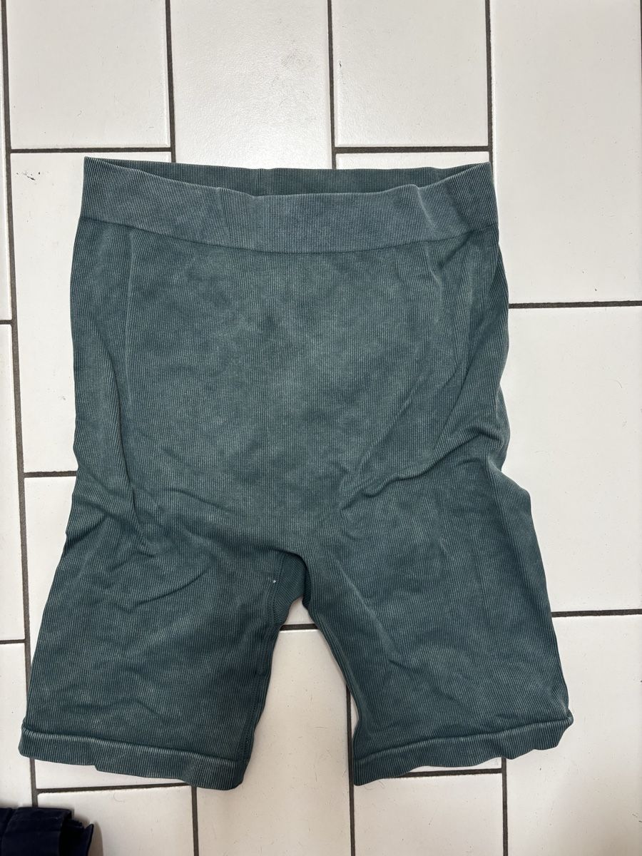 H&M Pantaloni: Shorts xs H&M – Usato da Montreux venduto da nai_5w9m