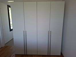 Kleiderschrank weiss 4-türig mit Spiegel, sehr guter Zustand