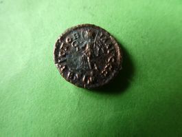 uralte Bronzemünze  14 mm     0.98 g