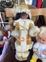 Puppe Inuit mit Fellbekleidung