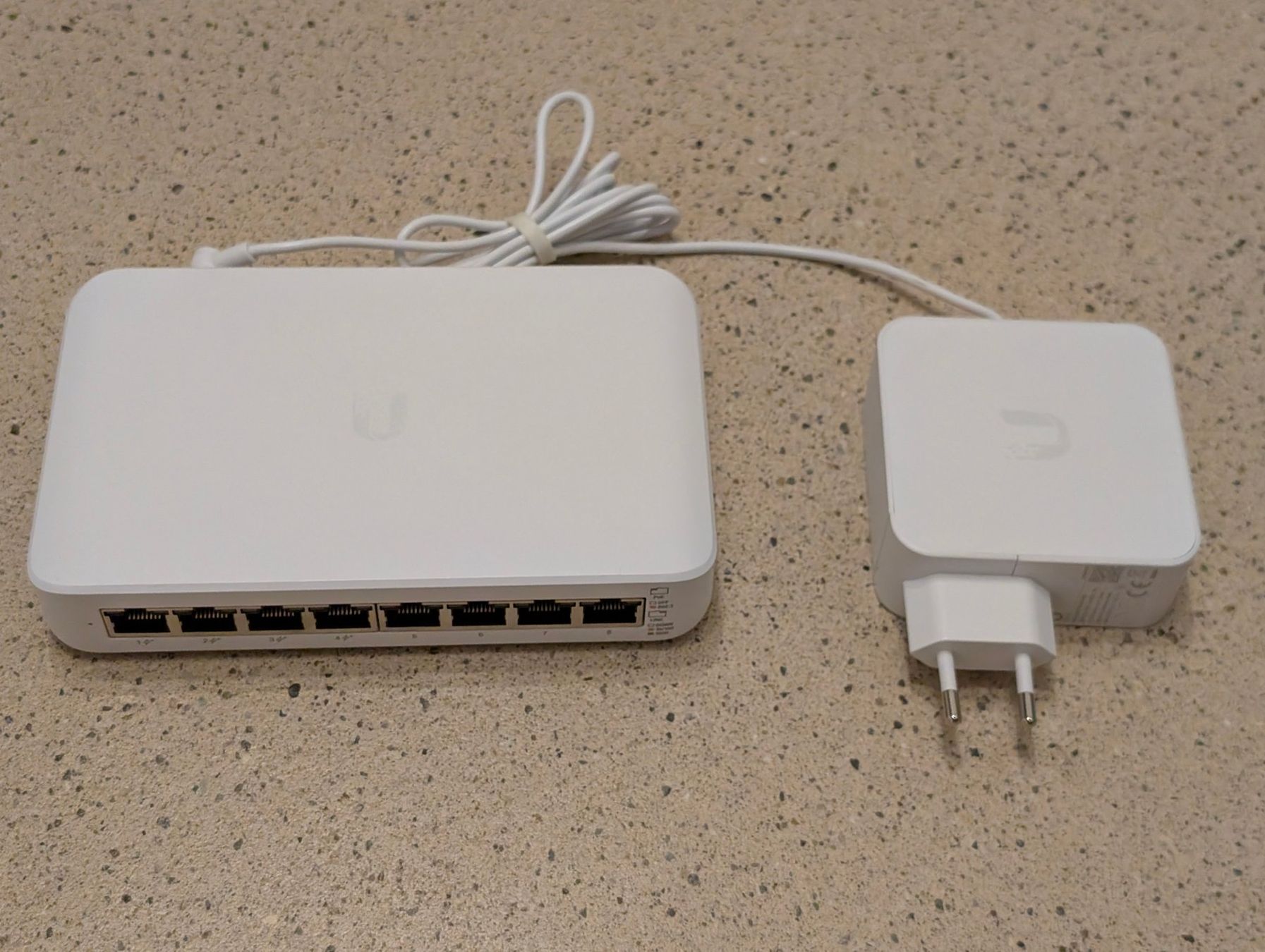 Ubiquiti Hub & Switch: UniFi Lite 8 PoE+ Switch 60W – Usato da Winterthur venduto da christianmaeder