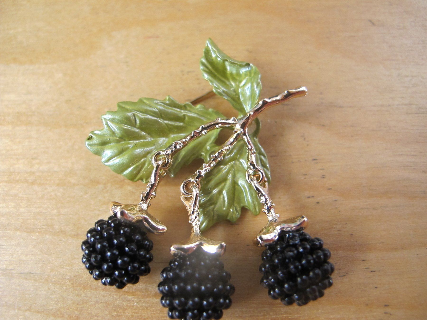 Spille & Fermagli: Brombeer Brosche, goldfarben, Emaille,  Modeschmuck – Nuovo (secondo la descrizione) da Löhningen venduto da Chimae67 2