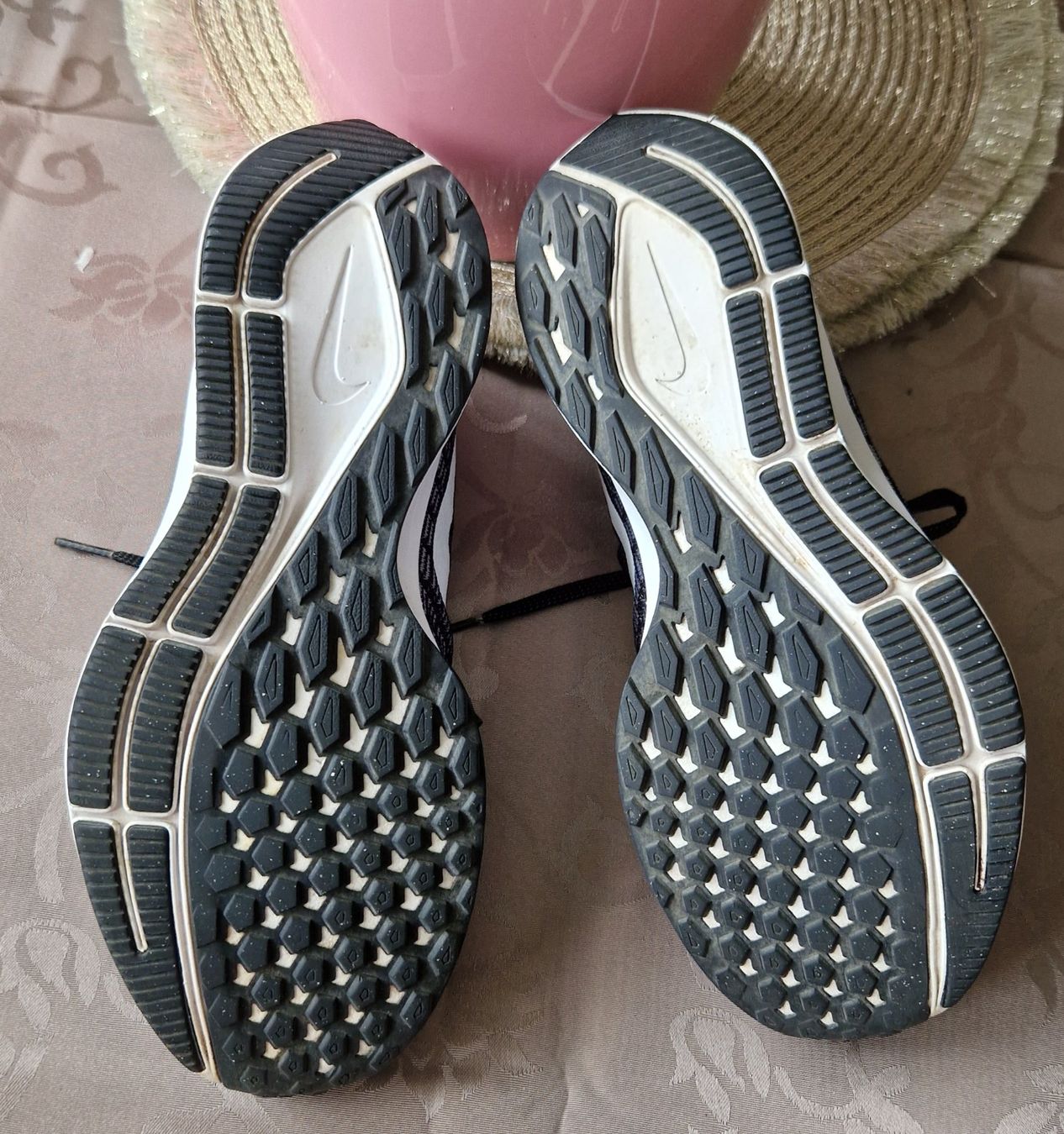 Nike Damenschuhe: Nike Schuhe Grösse 38 Schwarz/Weiss – Gebraucht aus Zürich von sirstians000 2