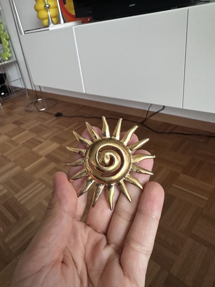 Spille & Fermagli: Vintage Brosche Sonne goldfarben  – Usato da Baden venduto da Marytumby 1