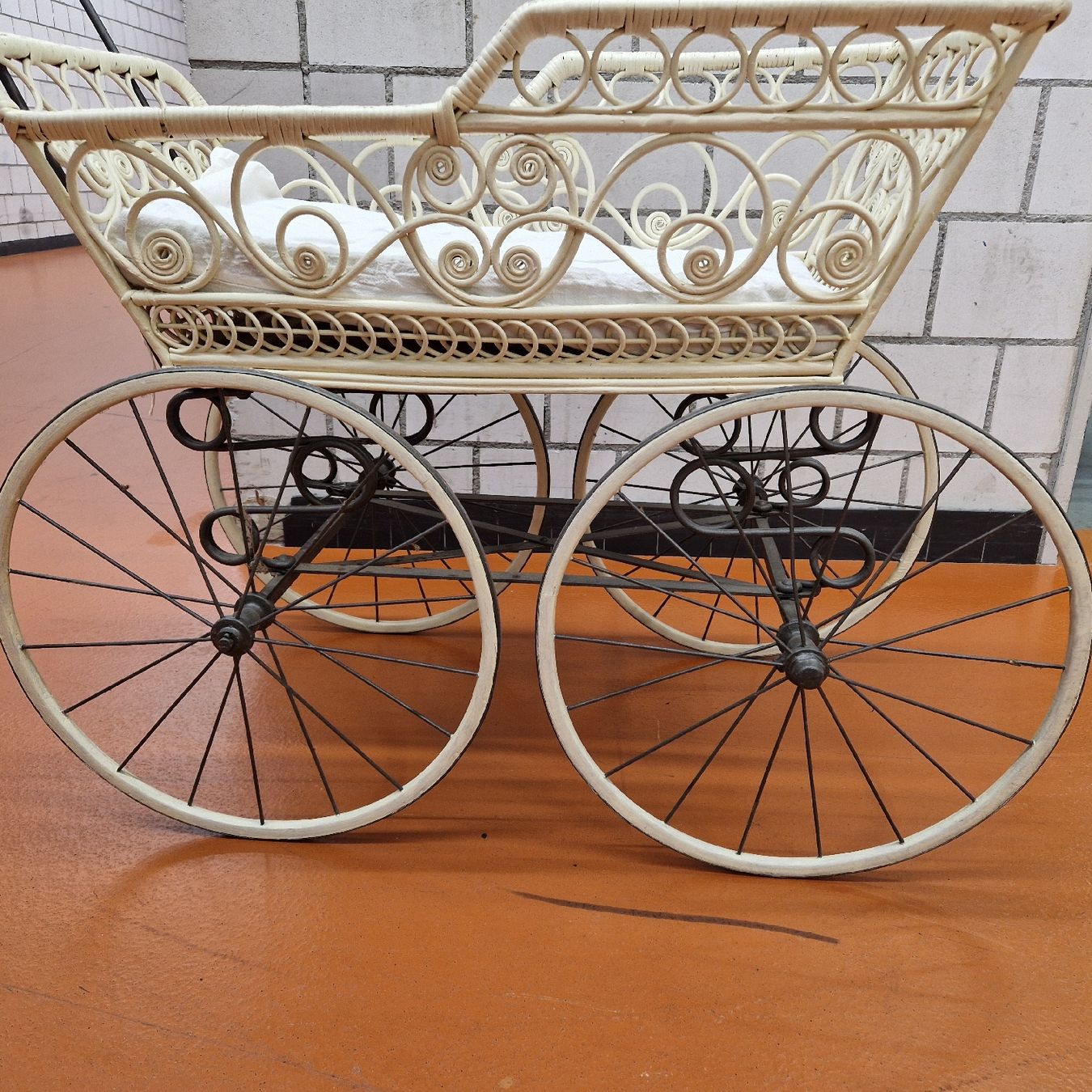 Carrozzine: Vintage Kinderwagen – Usato da Bern venduto da latrouvaillebern 3