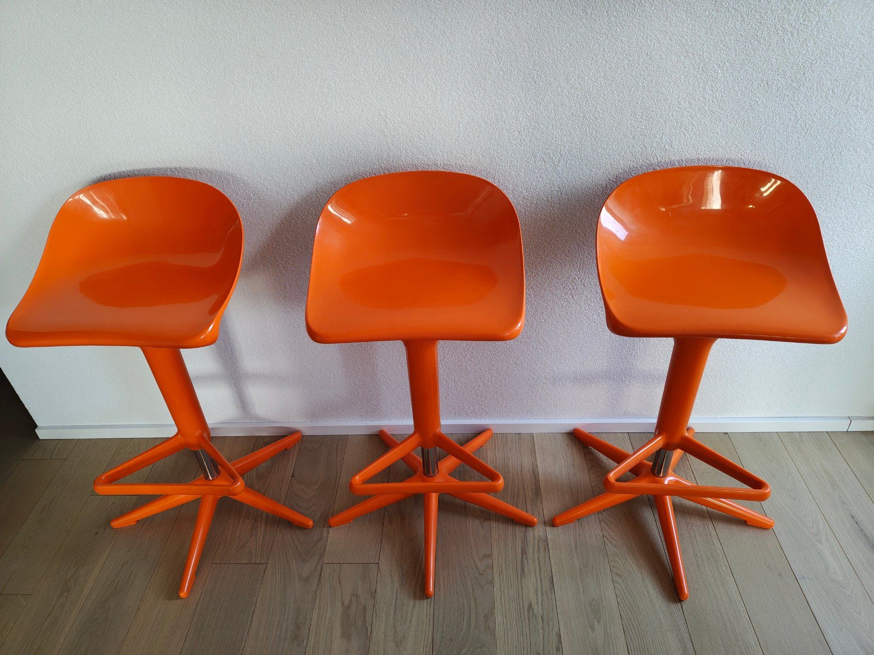Kartell Sgabelli: 3 Kartell Spoon Hocker orange – Usato da Bolligen venduto da Casewise 1