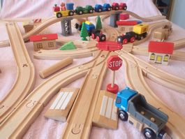 schöne grosse BRIO Eisenbahn mit 3 Loks und vielen Schienen