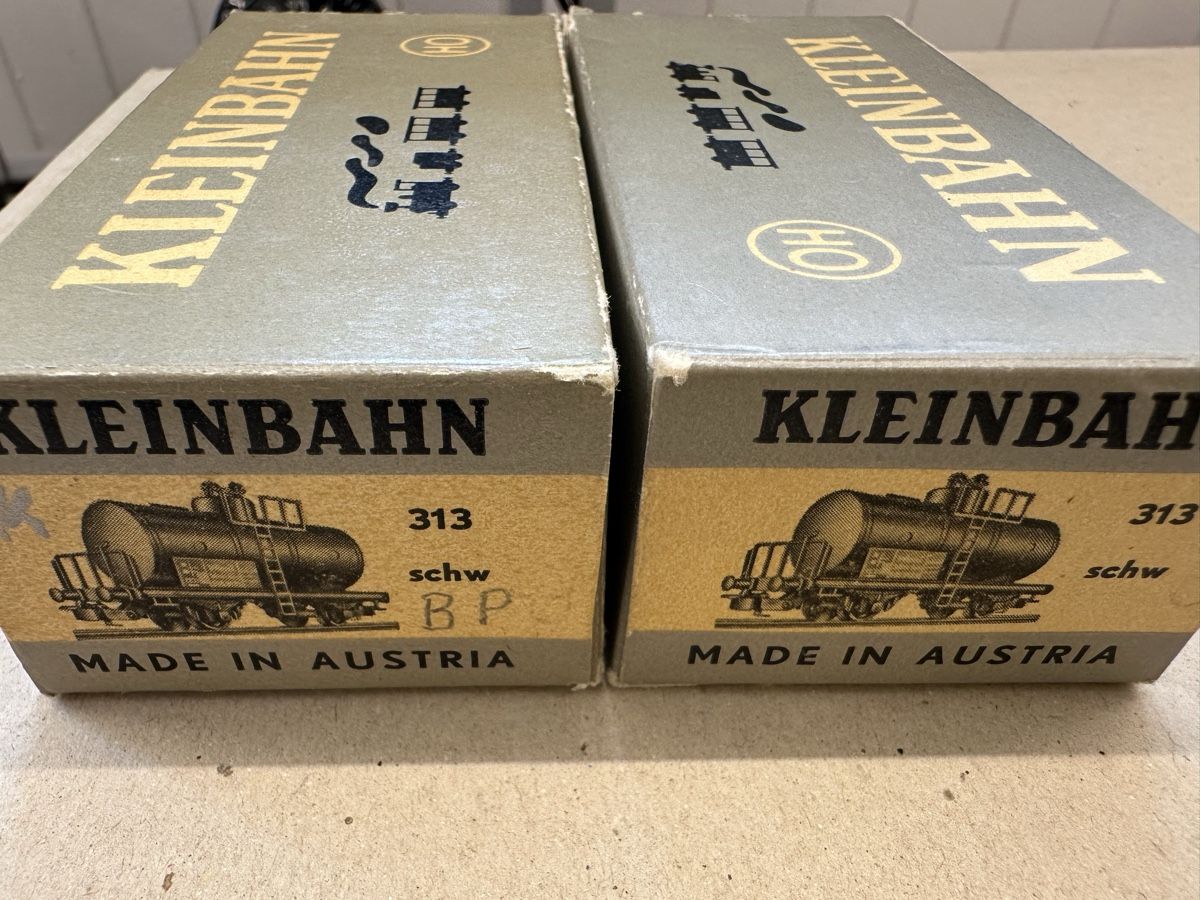 Kleinbahn Trains électriques: Kleinbahn 2x 313 Kesselwagen BP schwarz – D'occasion à Lupsingen par New-Haven 2