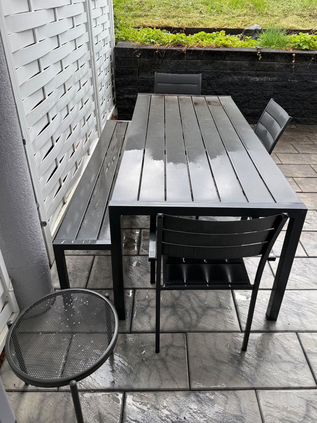Set di tavolo e panche: Gartentisch Metall mit Sitzbank und 3 Stühlen – Usato da Triesen venduto da cla_q2js