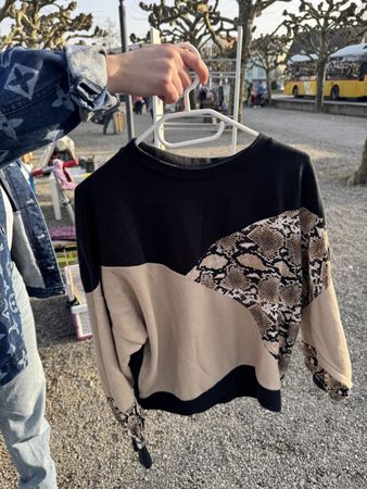 Schöner Pullover mit Schlangenmuster, Grösse M/38/40