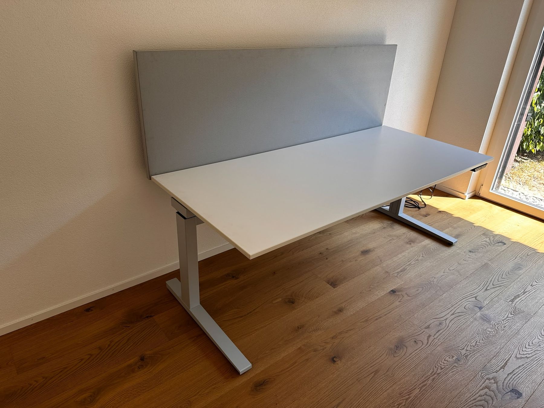 Bureaux: Stehpult - elektrisch verstellbar  – D'occasion à Nottwil par amb2206