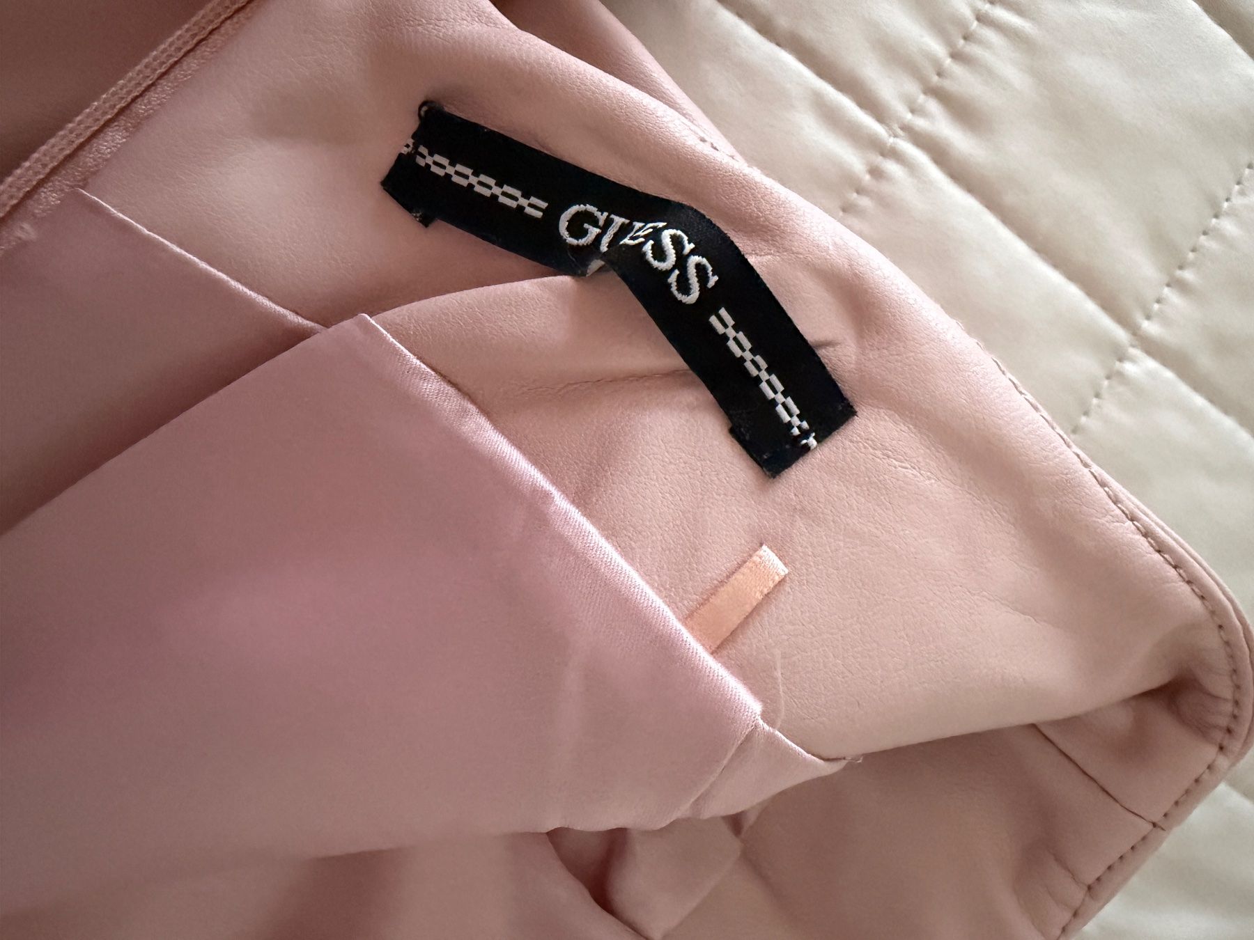 Guess Gonne: Guess Kunstleder Minirock Damen – Usato da Wädenswil venduto da Alice_style 2
