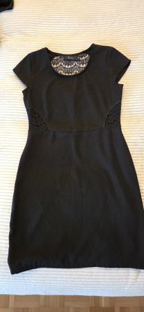 Elegantes Kleid mit edler Spitze & Rückenausschnitt Gr. S