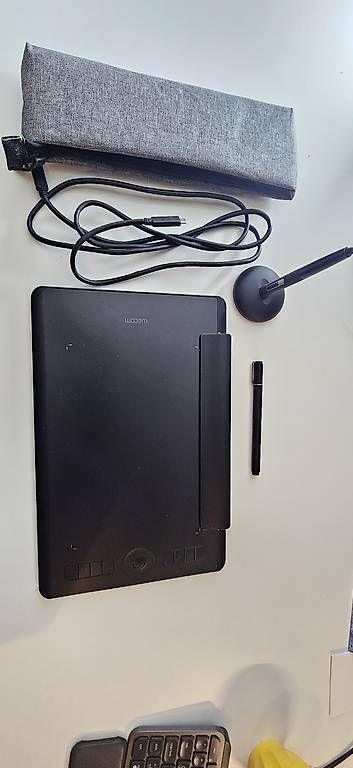 Tablet PC: Waecom Intuos Pro M -  Grafiktablet – Nuovo (secondo la descrizione) da Adliswil venduto da 2win2011 1