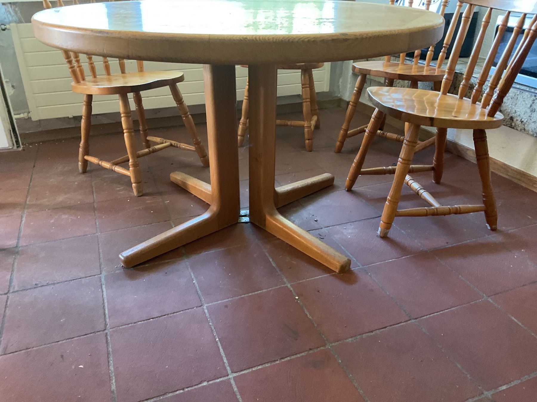 Tables: Massiver Holz - Tisch mit Ausziehfunktion – D'occasion à Uster par Hotelliquidation 1
