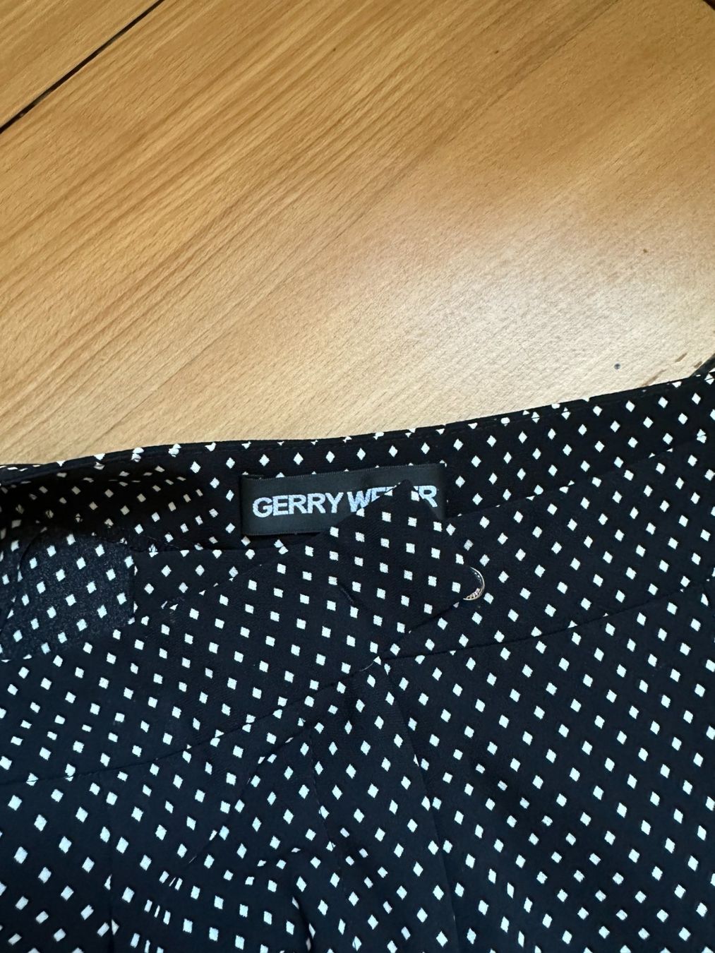 Gerry Weber Hosen: GERRY WEBER - Hose schwarz-weiss gemustert 40 – Gebraucht aus Zürich von Diazaio 2