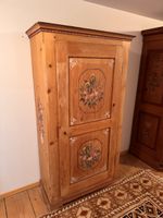 Rustikaler Bauernschrank aus Holz mit Bauernmalerei 