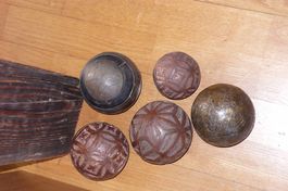 5 schöne ältere Holzkugeln geschnitzt Vintage