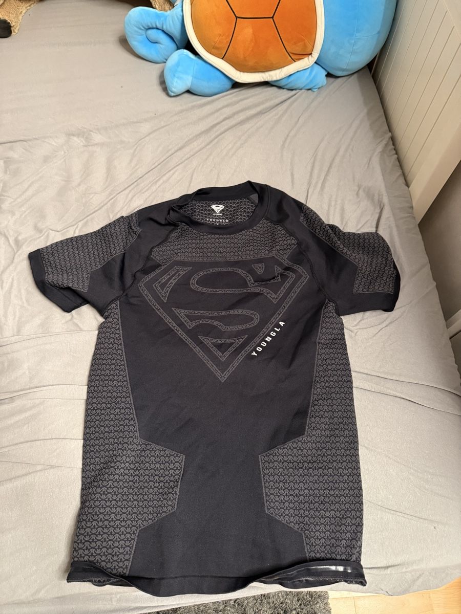 T-shirt: YoungLA - Superman black – Usato da Istighofen venduto da diefja