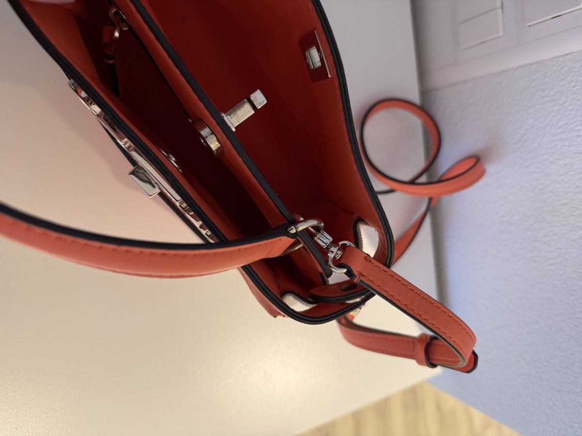 Guess Sacs femmes: Umhängetasche Guess  – Neuf (Voir description) à Zürich par mel_87ct 1