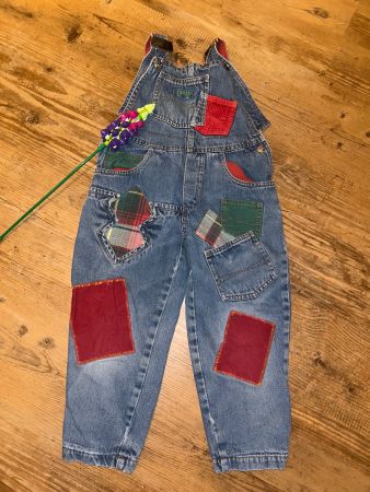 Coole Latzhose aus Jeansstoff 104