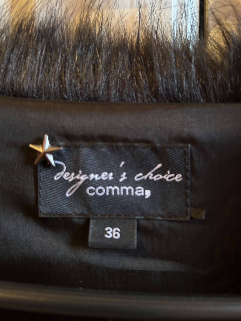 Comma Gilet & Giacche senza maniche: Schwarze Kunstpelzweste, Gr. 36! – Nuovo (secondo la descrizione) da Adliswil venduto da fmanu75 2