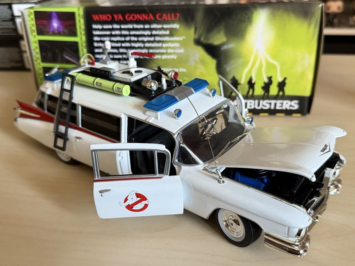 Cadillac Modellautos: Cadillac 1959 ECTO-1 Silver Screen Machines 1/18 – Neu (gemäss Beschreibung) aus Villarimboud von Beowulf1691 2