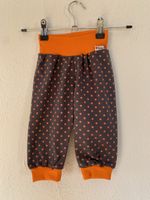 Süsse Pumphose Gr. 62/68 mit orangen Punkten