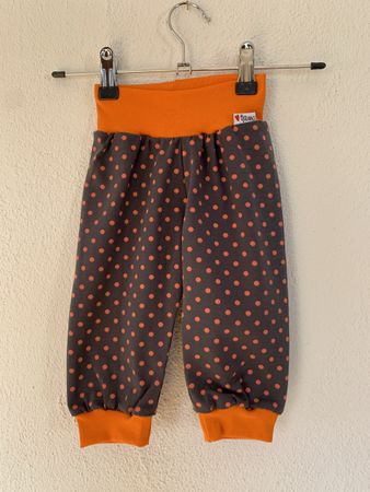 Süsse Pumphose Gr. 62/68 mit orangen Punkten