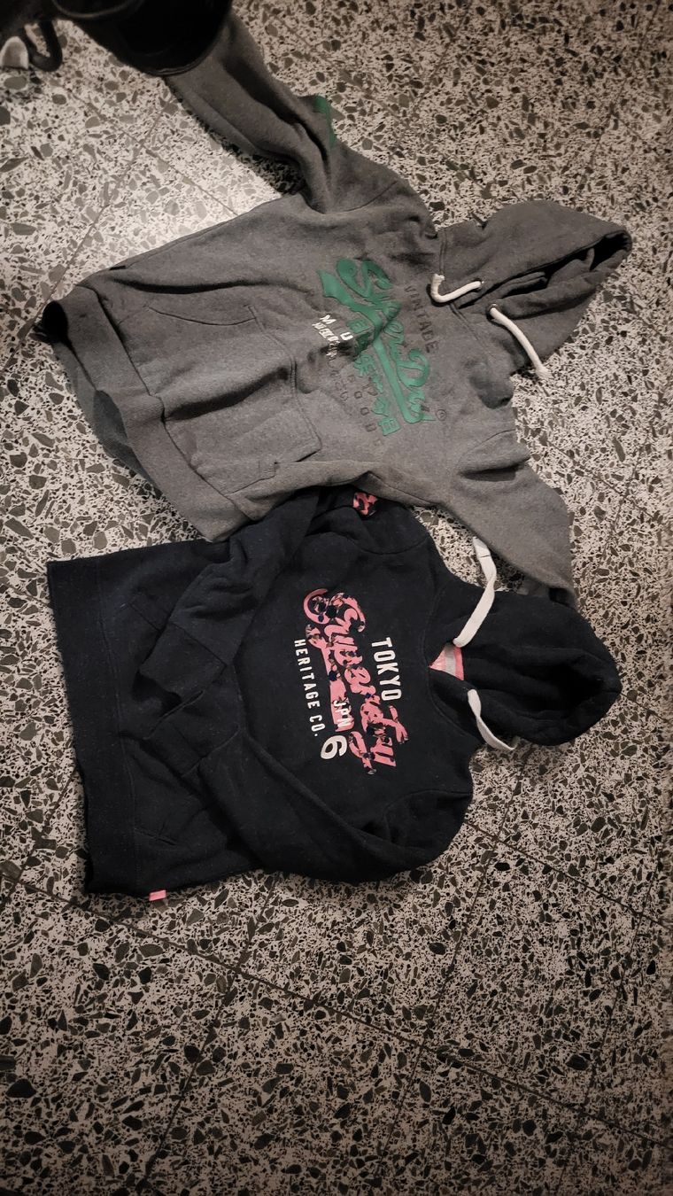 Pullover & Sweatshirts: 2 Superdry Kapuzenpullover grau / dunkelblau  – Gebraucht aus Nürensdorf von wuscheli0102