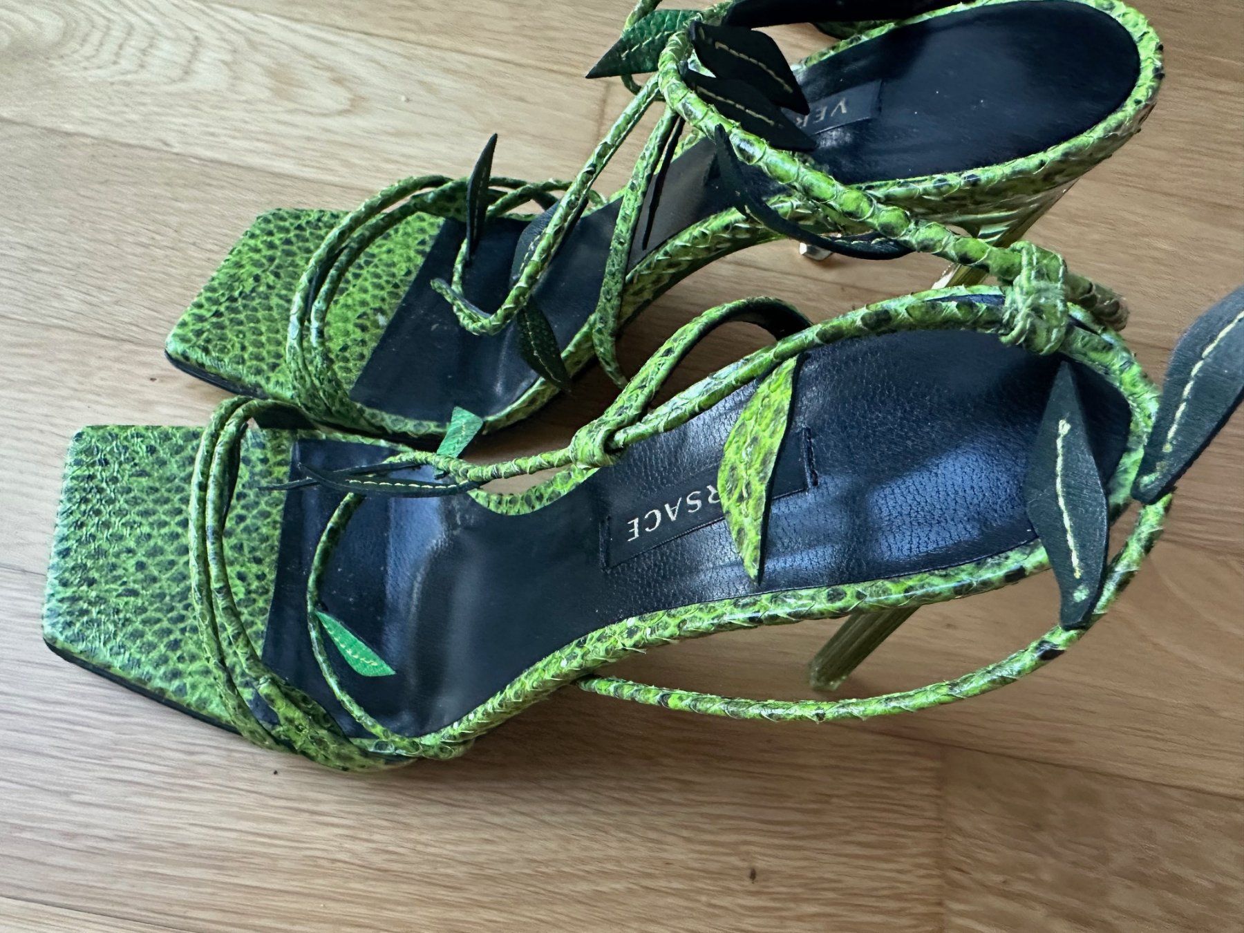 Versace Scarpe da donna: VERSACE Python Heels, Gr. 37,5,  J. Lo, NP  € 1.100,00 – Usato da Eggersriet venduto da Swiss2909 9