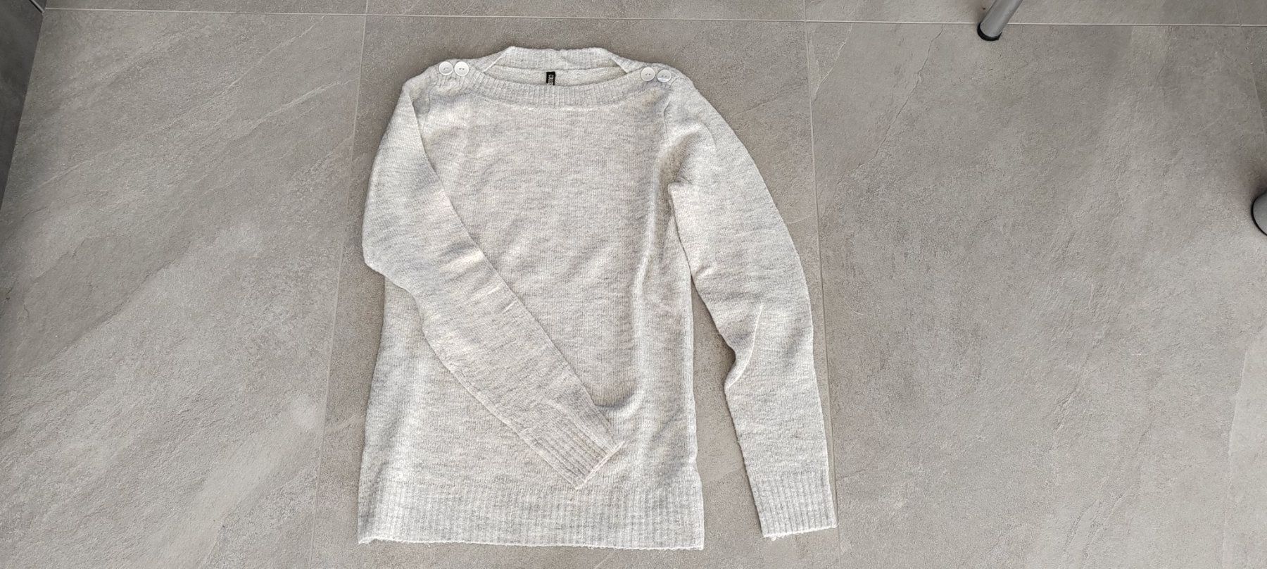 Maglioni & Felpe: Pullover hell grau mit Zierknöpfen – Usato da Feusisberg venduto da Sindbad3