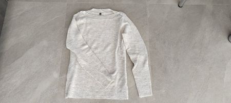 Pullover hell grau mit Zierknöpfen