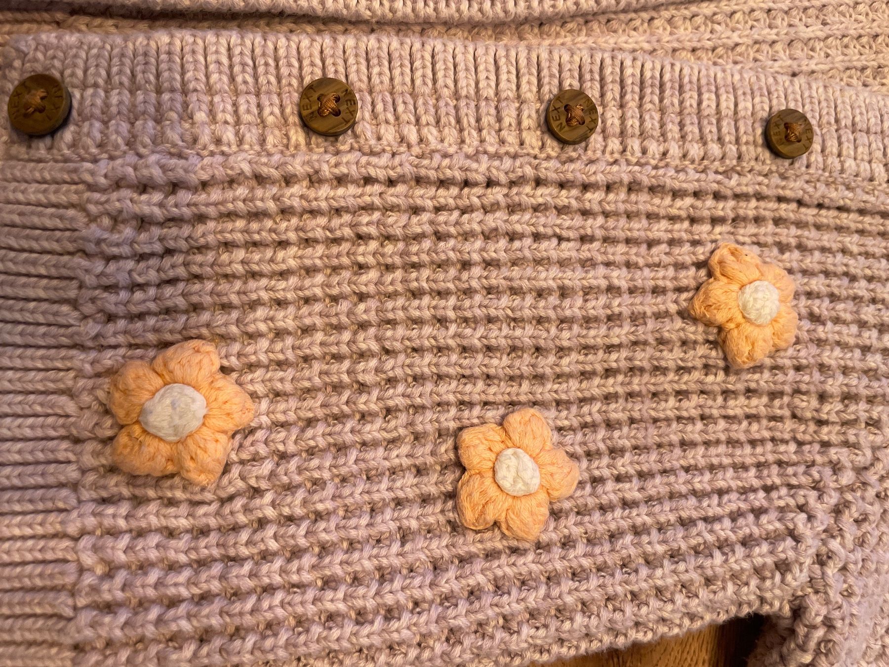 Next Giacche & Cappotti: Next Strickjacke lila mit Blumenmuster Grösse 68 – Usato da Wollerau venduto da Oriole83 1