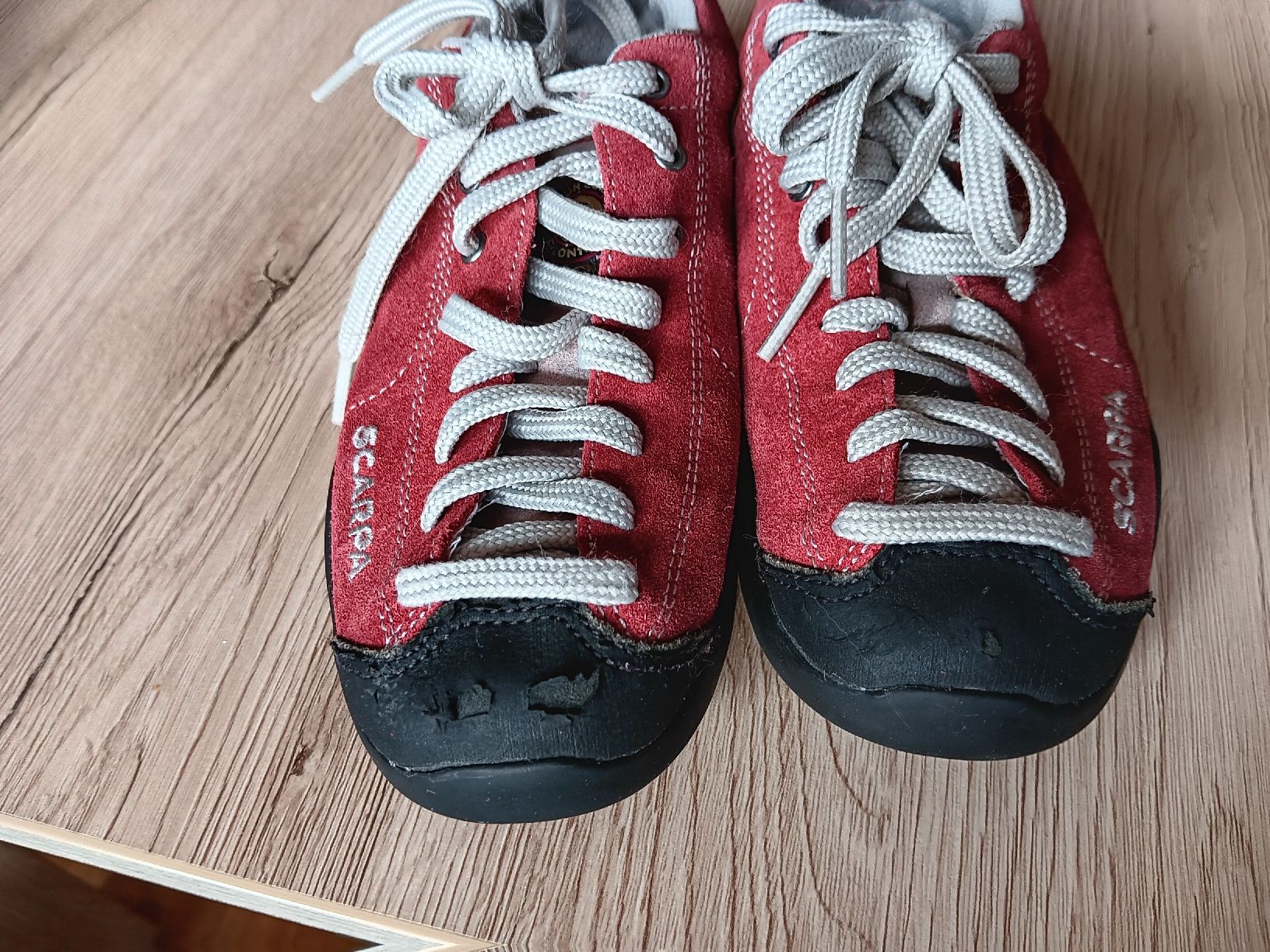 Scarpa Scarpe da uomo: Chaussures de marche Scarpa rouges T33 – Usato da Savagnier venduto da Gaya2