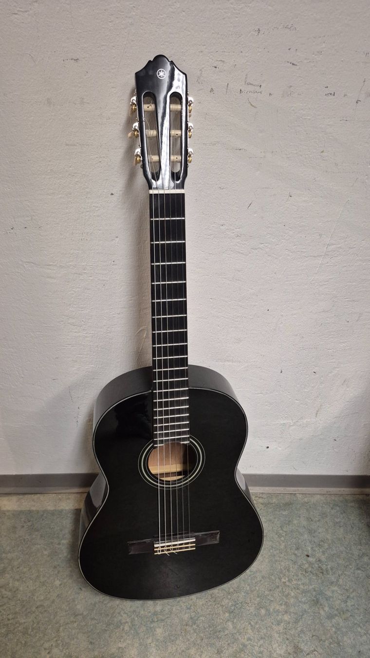 Yamaha Strumenti musicali: Schwarze Yamaha Gitarre C40 – Usato da Winterthur venduto da cbe_5ph7