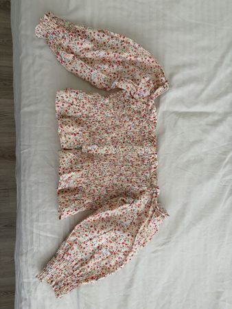 Haut à fleurs manches bouffantes