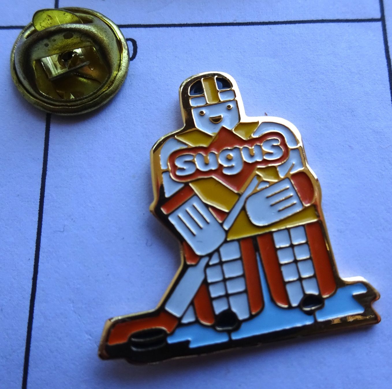 Plaketten & Abzeichen: Pin Eishockey Oranger Spieler SUGUS – Gebraucht aus Utzenstorf von BUtter81