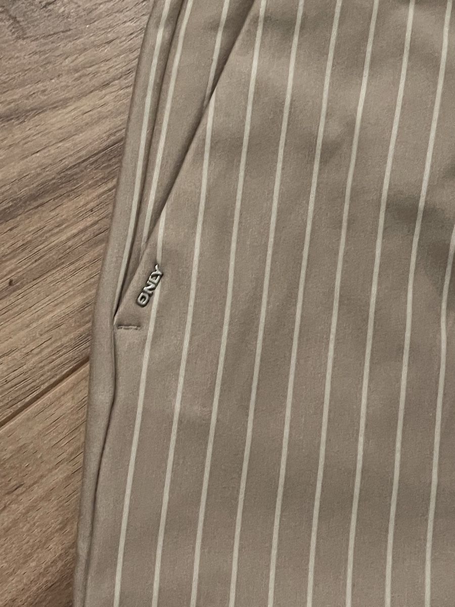 Only Pantalons: ONLY Stoffhose beige gestreift – Neuf (Voir description) à Auw par chr_vcc8