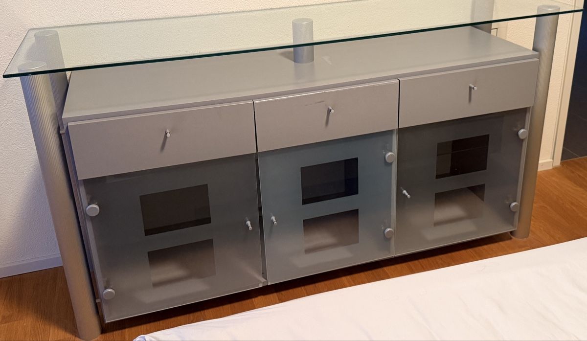 TV Möbel: TV-Möbel / Sideboard mit Glasplatte – Gebraucht aus Zug von est_j52y