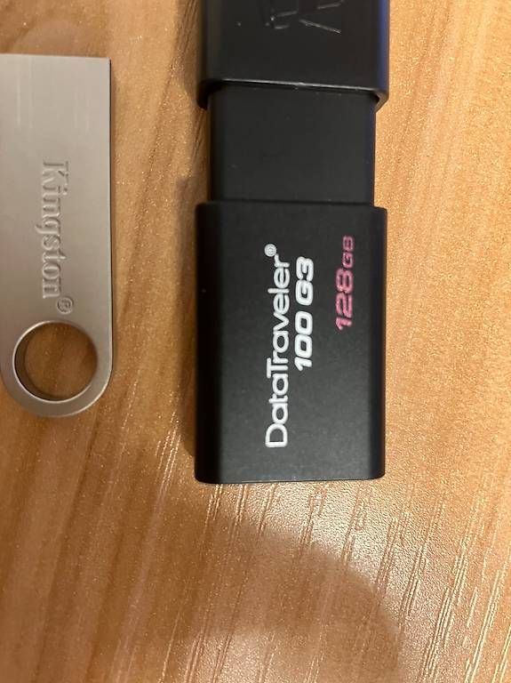 USB Sticks: 2 USB Stick Datatraveler 128 & Kingston 32 – Gebraucht aus Chur von Fein-Geist