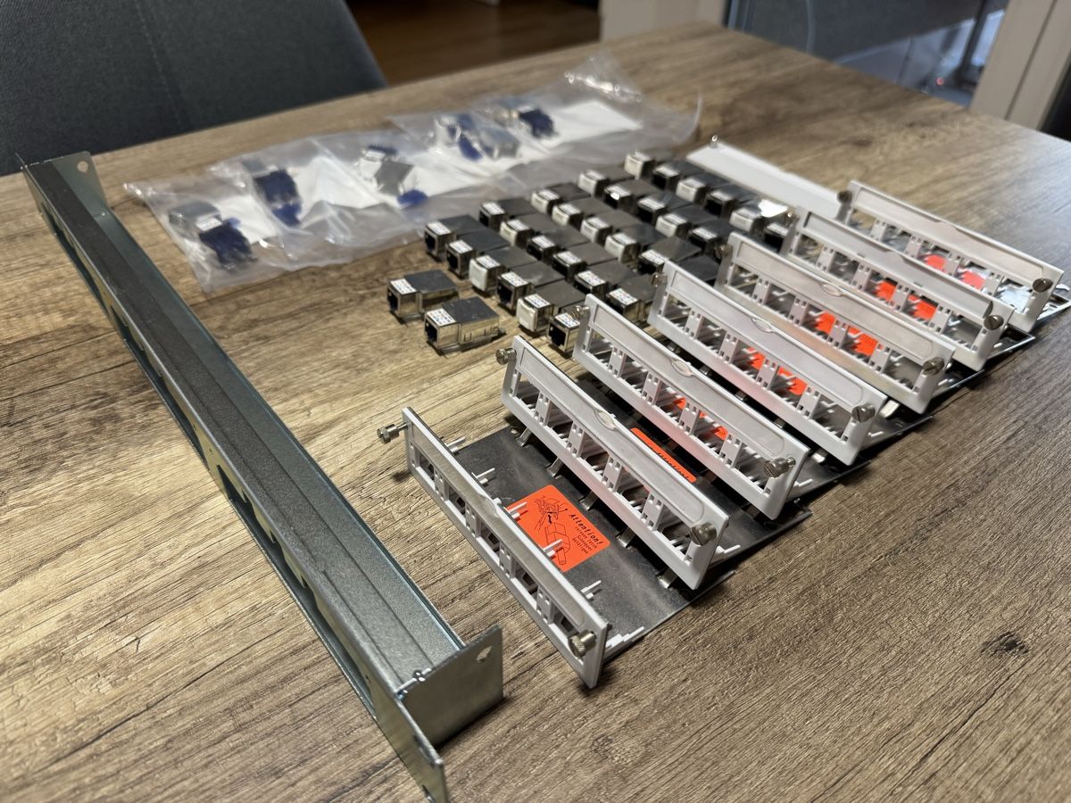 Racks & Cavalletti: Patch Panel 15 Port Cat. 6 6A inklusive Zubehör – Usato da Klingnau venduto da Cola_Vanille 3