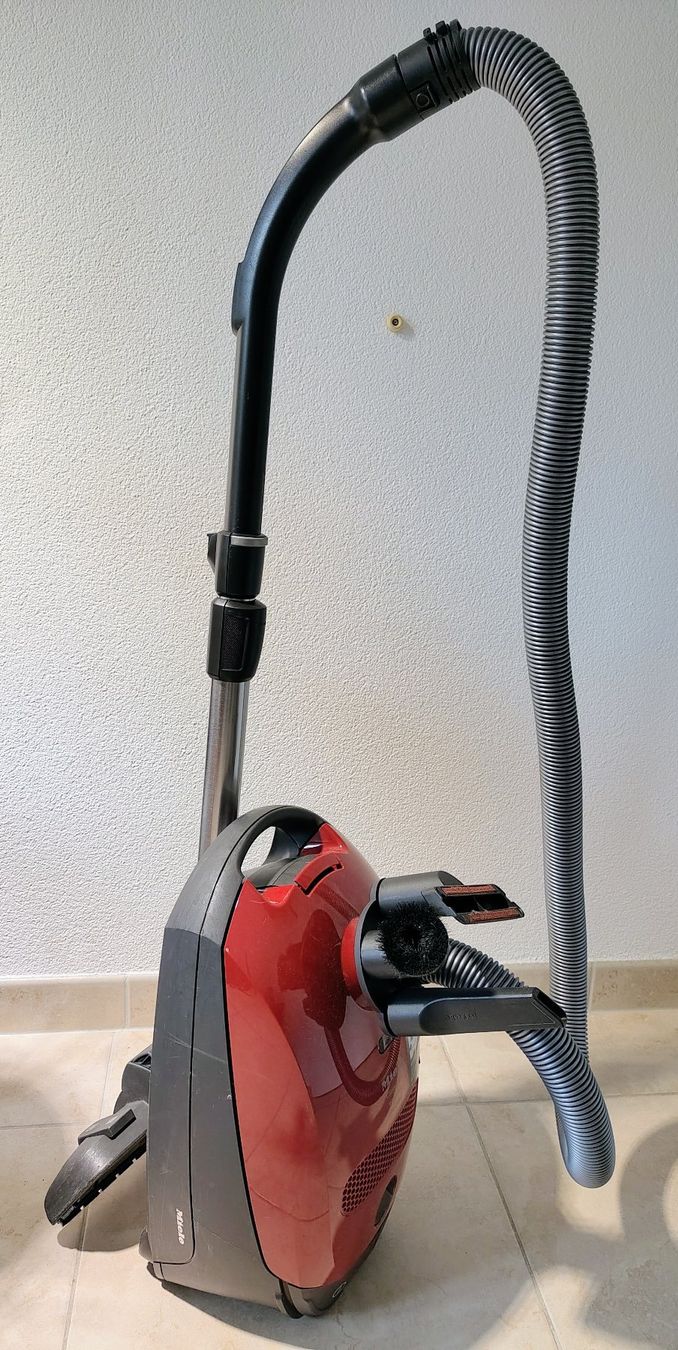 Miele Aspirapolveri & Accessori: Miele Classic C1 Easy Red PowerLine - inkl. Beutel & Filter – Usato da Zürich venduto da log_bg99