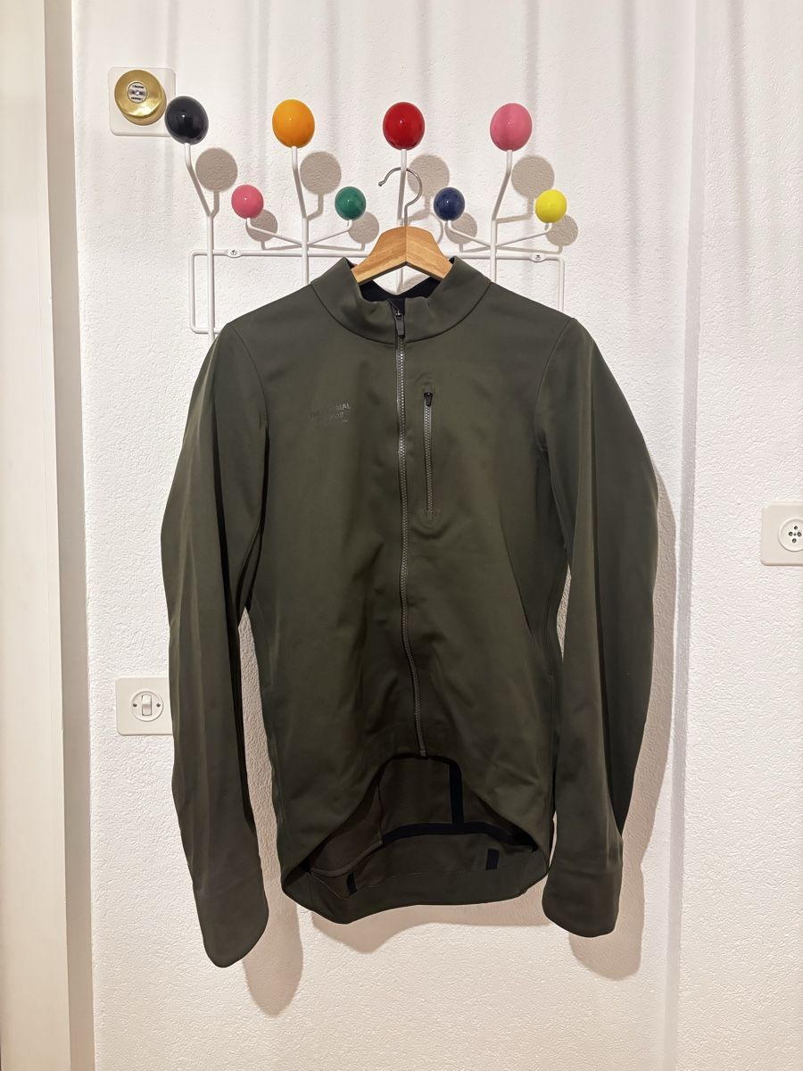 Pas Normal Studios Giacche: Pas Normal Studios, essential thermal jacket, taille XL – Usato da Sion venduto da Linkebeek