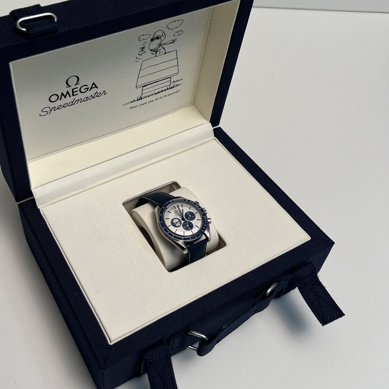 Omega Orologi: Omega Speedmaster Snoopy 50 ans – Nuovo e nell'imballaggio originale da Grand-Lancy venduto da Zephyr.26