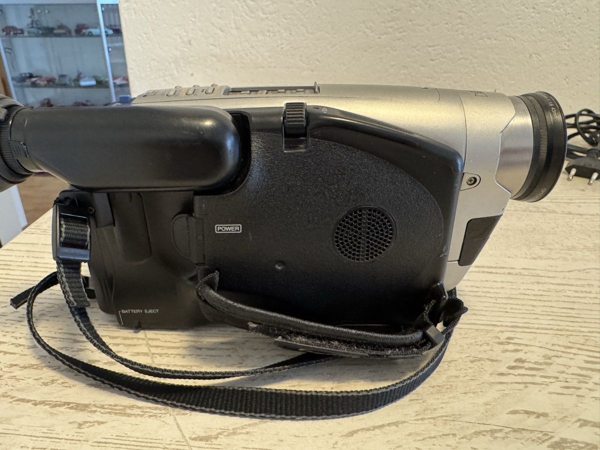 Panasonic Videocamere: Panasonic VX27 VHS-C MOVIE CAMERA – Usato da Zunzgen venduto da milesdavis76 4