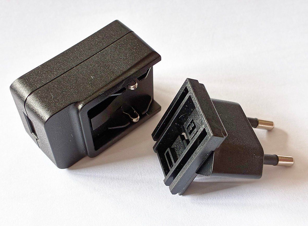 Caricabatterie: DVE USB Lader / Adapter – Usato da Bern venduto da Maccalvin 2