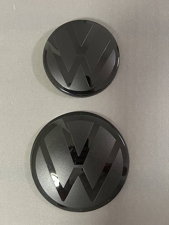 Tutti pezzi di ricambio auto: VW Golf 8 Logo/Emblem schwarz – Nuovo e nell'imballaggio originale da Münsingen venduto da MyHelion 1